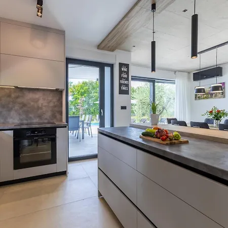 Superiore In Jakovici Villa