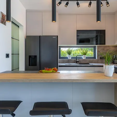 Villa Superiore In Jakovici