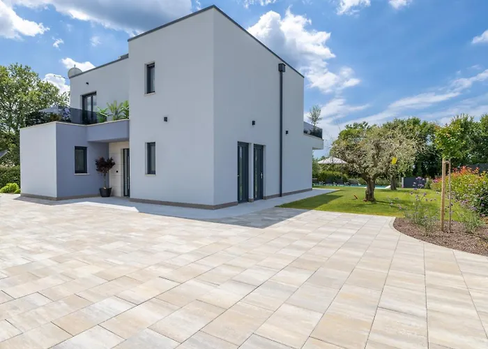 Superiore In Jakovici Vila